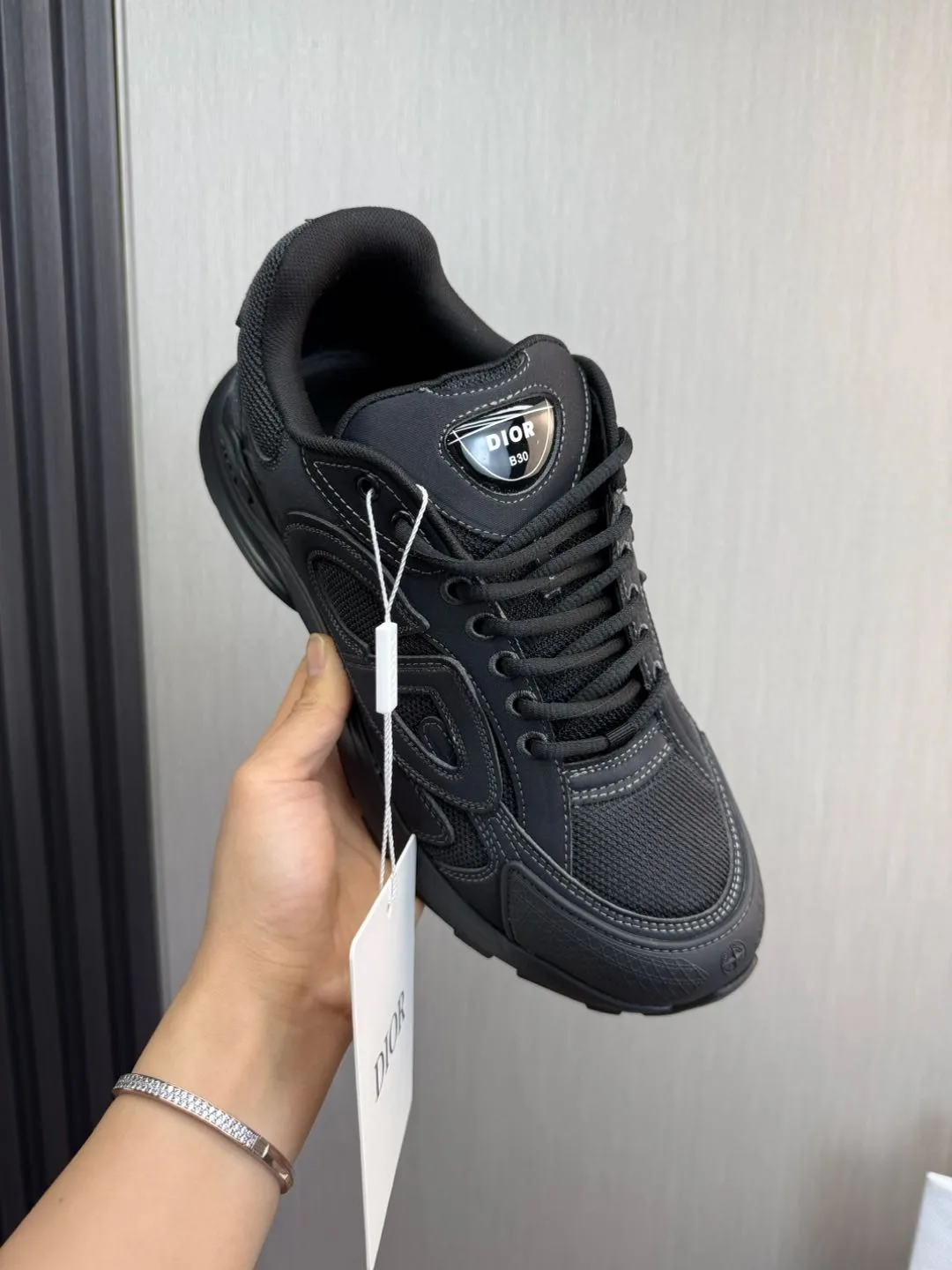 Men's men's shoes💰740💰 Dior's new B30 couple 👫 low-top sneakers, the highest version on the market✅ are carefully made of gray mesh fabric and white technical fabric, decorated with reflective "CD30" graphic logo, and "DIO~B30" and "CD30" logos on the heel and tongue. An extra-light, sculpted rubber sole with signature accents adds style, while internal stretch details create ideal comfort. It can be matched with various casual styles to show the fashionable and modern sports style〰️ Size: 35-40 (customized at 40 for women) 39-45 (customized at 38.45 for men)
